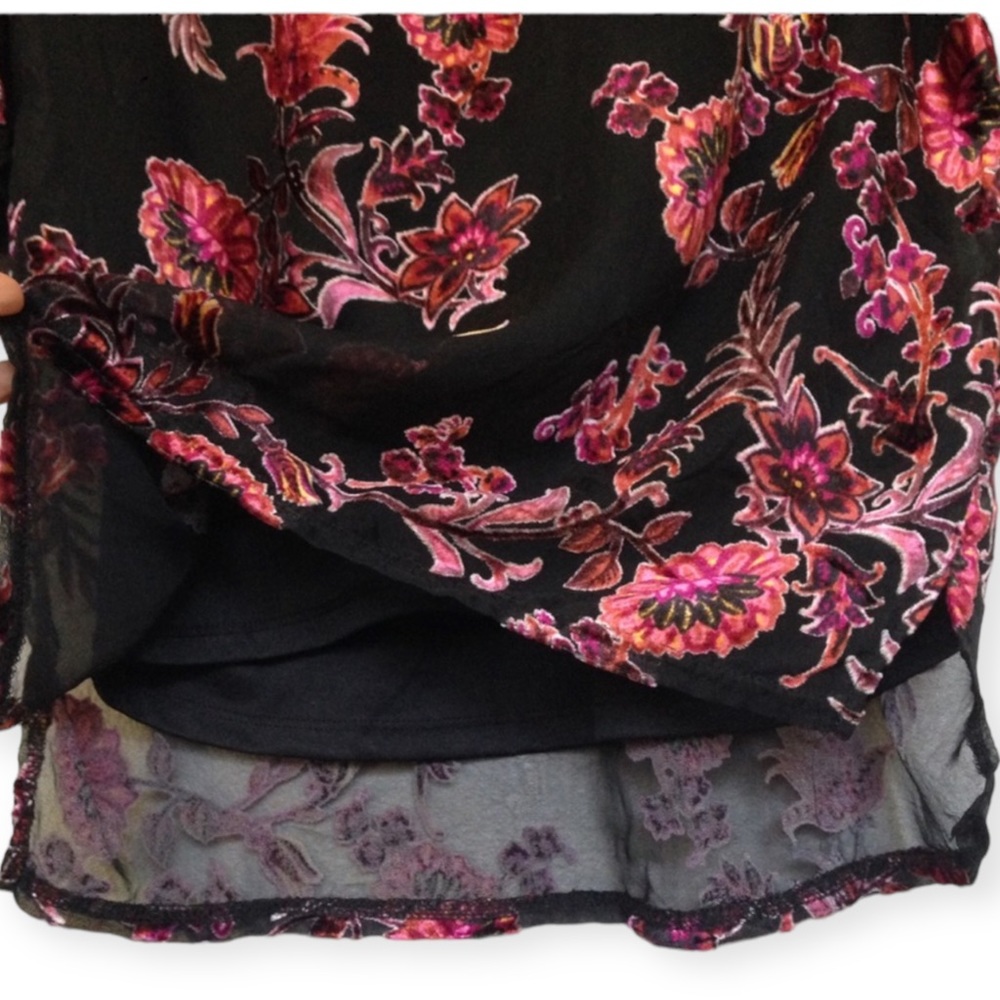 Lily White Velvet Floral Blouse Black and Pink Ruffled Sleeve Short Sleeve Top - Picture 9 of 9